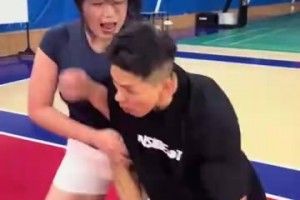 这对抗谁能驾驭的了啊😮 女子持球背打根本扛不住🏀