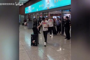 杨瀚森领衔中国男篮抵达沈阳机场，备战世界杯预选赛。💪