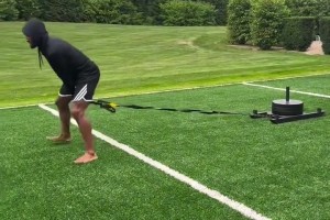 挥洒汗水💦 米切尔休赛期进行无球训练！